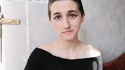 Açgözlü sürtük sana bağırıyor