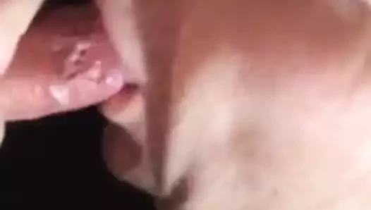 Büyükbaba başka bir büyükbaba emme ve boşalmak yiyor