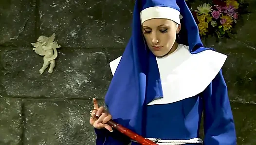 Yaramaz dominatrix rahibe Ange l Long Katie K'nin dölünü sikiyor