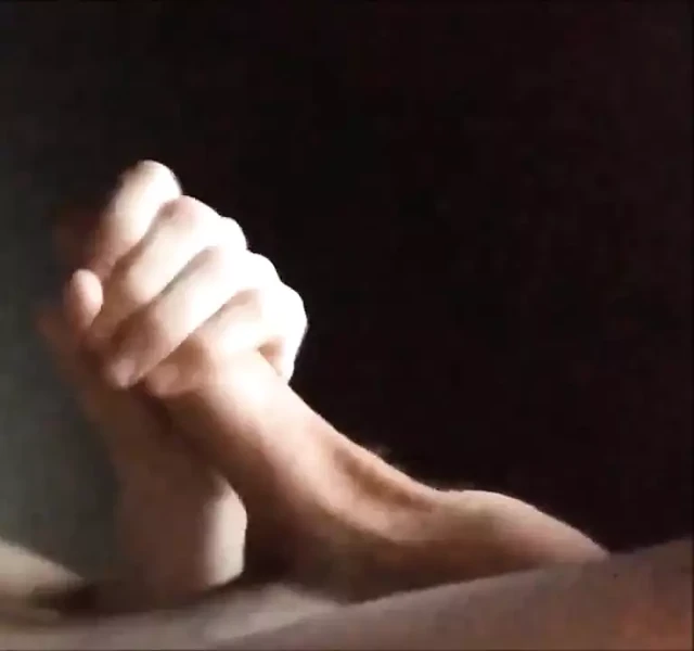 Büyük kalın bir yarağı böyle sıvazlarsın