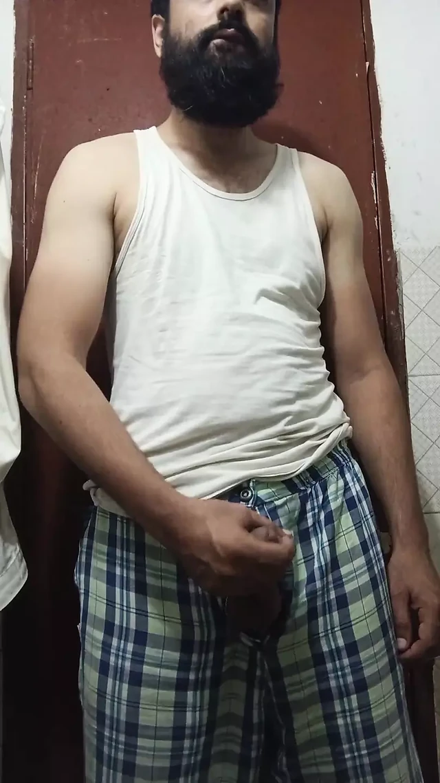 Плюет на мой хуй и не даю дойти до оргазма, пока я не кончу