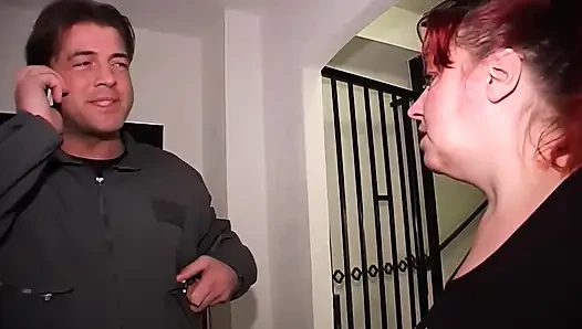 Azgın Esmer Yerde Sert Bir Şekilde Yarağa Biniyor