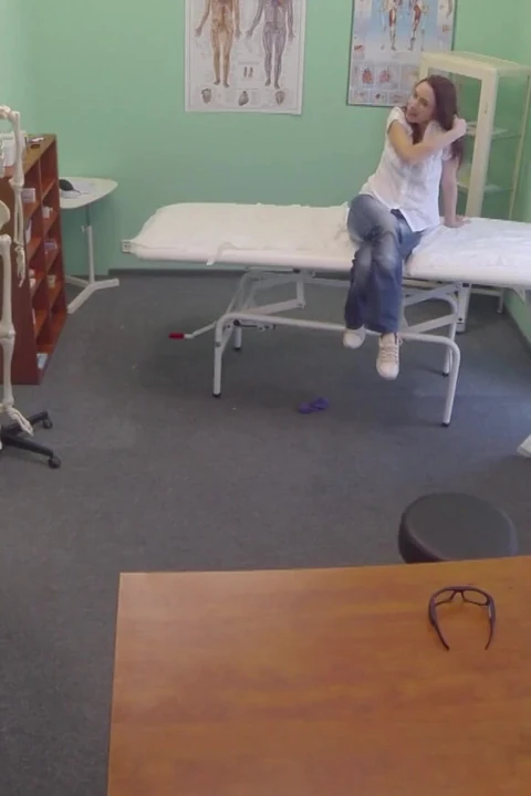 Fake hospital - güzel hasta doktorun oral ilacı için hazırlandı: ateşli bir hastane karşılaşması