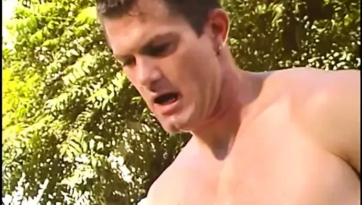 Sevimli küçük sarışın genç sıkı bir kedi ile büyük bir sert horoz tarafından doldurulur