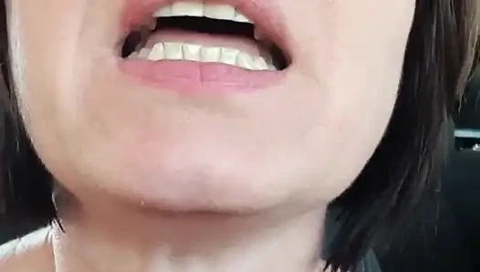 Dışarıda otoyolun altında çıplak koşmak