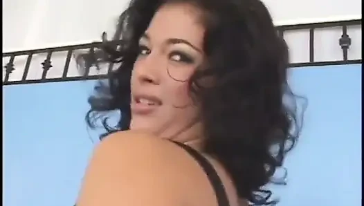 Süre sonu olan birkaç sürtük amcıklarını büyük yarak olmak için sert siktiriyor