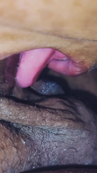 Orta yaşlı seksi kadın küçük bir yarak için tüm aşkını gösteriyor