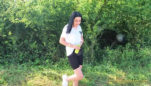 Seksi Esmer Dışarıda Idrar Kesesini Boşaltmaya Çalışıyor, Sonra inşaattaki Bir Evin Yanına Hızlı Işiyor