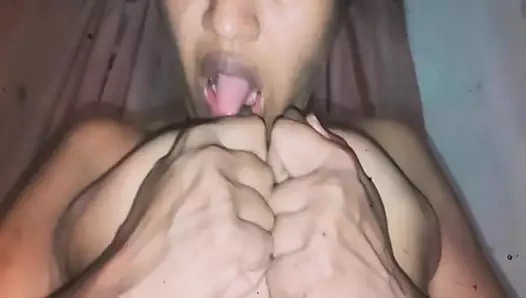 Tina bebeğimin göğüslerini emiyor