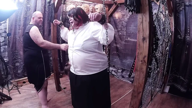 Bölüm 1:- Lanista Bear ve Domina Satana zindanda Stephnie_NIcole tv alıyor