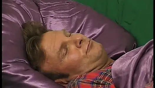 Büyük memeli orta yaşlı seksi kadın yarak emiyor ve sonra göğüslerine boşalıyor