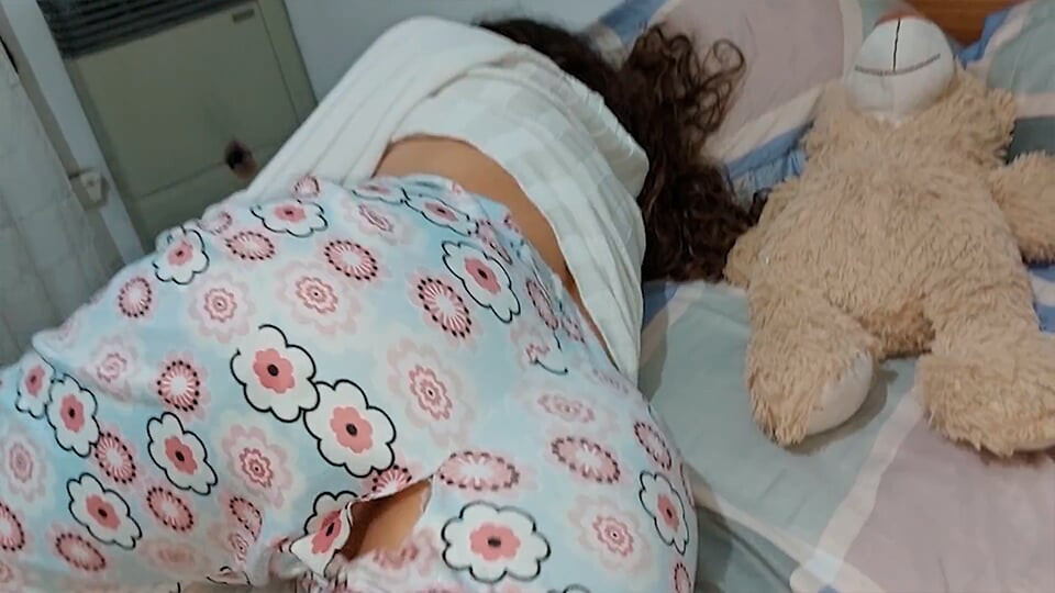 Üvey kız kardeşimi pijamalarımla sikiyorum