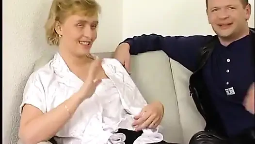 Kıllı amcıklı edepsiz olgun amcığını oynuyor