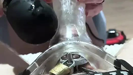 Kafese bağlı yarak yarak kılıfı içinde azdırılıyor ve reddediliyor