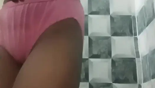 Yeni evli kız banyo yapıyor