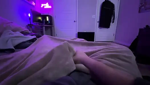 Oyuncu erkek arkadaş ellerini kendine tutamıyor ve seni yatakta sikiyor