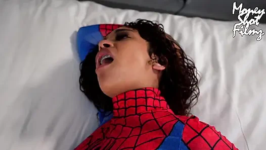 Dünyayı kurtarması gerekiyordu, onun yerine büyük bir yarakla dikkati dağıldı