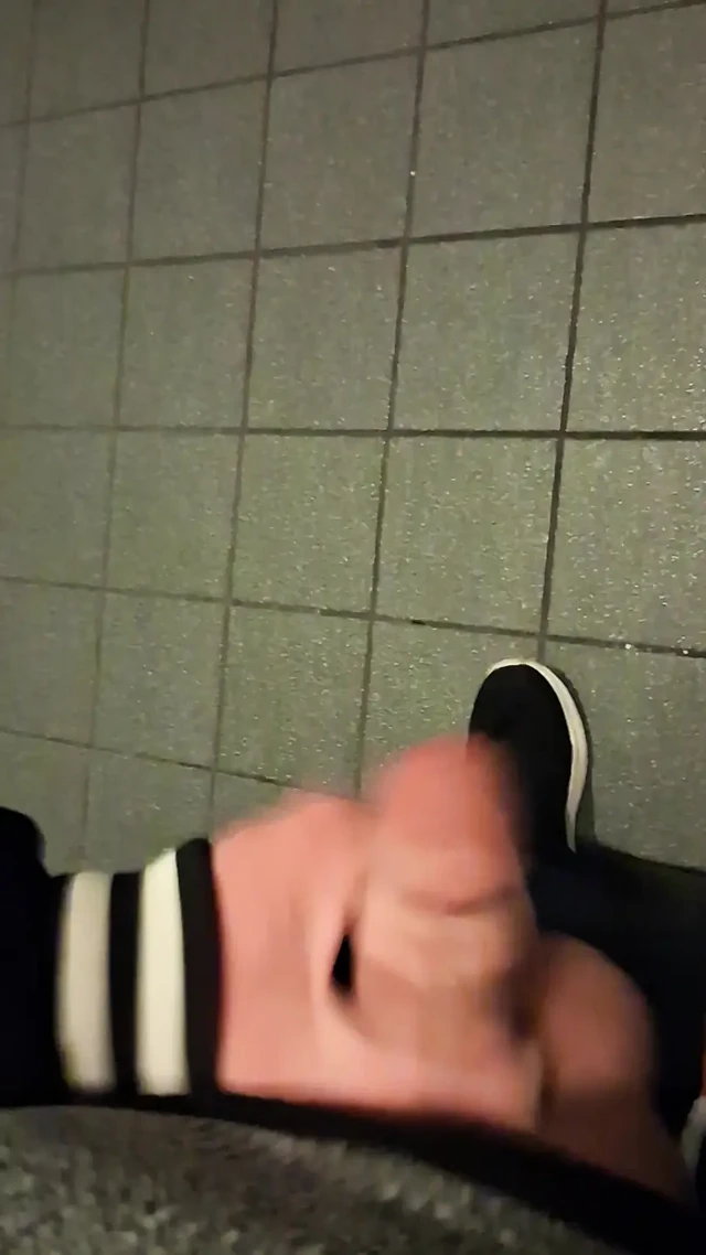 Dinlenme alanına mastürbasyon yapıyor