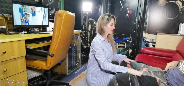 Videolarımı çevrimiçi bulduktan sonra bir rock yıldızına verdim