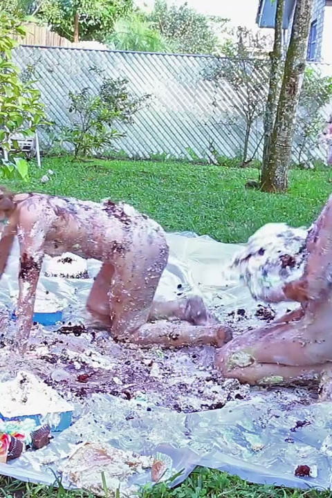 Sıkı kızlar soyunuyor ve pastanın içinde dağınık!