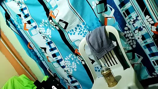 CADıLAR BAYRAMıNDA PORNO!! Şapkalı genç kadın cadı kanepeye oturuyor ve seks yapmadan önce konuğundan onu okşamasını istiyor