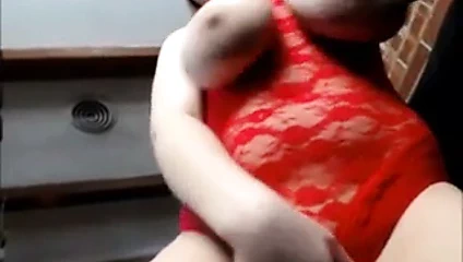 Büyük memeler asılı