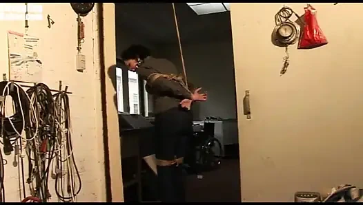 Steffi ipte sıkıca sarkıyor