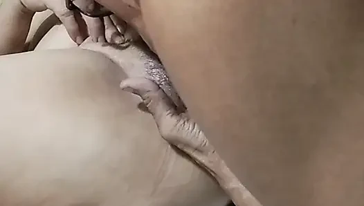 Güzel karımın fışkırtacak kadar ıslak amcığının tam videosu ve içine boşalıyorum