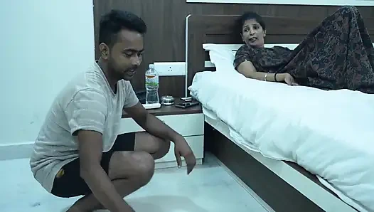 Olgun Hintli kadın hizmetçisi tarafından sert sikiliyor - rea desi seks