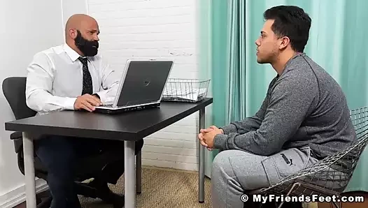 Kel sakallı iri parça ayak tapılan ve yaladı tarafından genç delikanlı