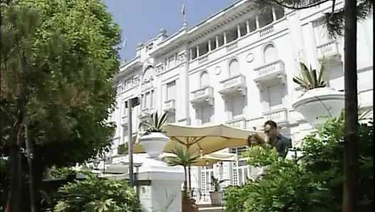 Kızıl saçlı kız üçlü grup seks nostaljik yarak emiyor