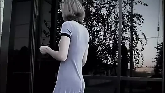 Bu genç esmer amatör ile kanepede seks