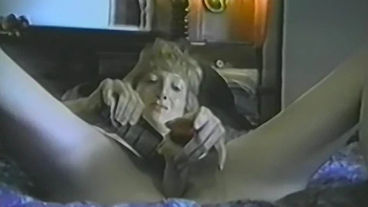 Amatör sarışın olgun oyuncaklar ona kedi içinde yatak