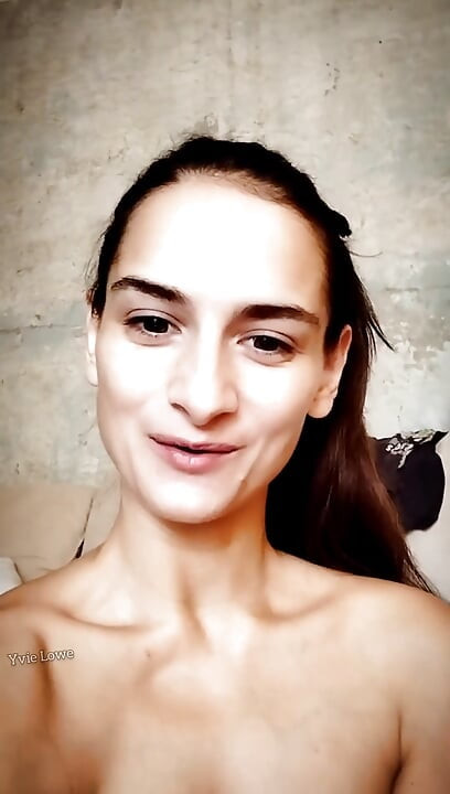 Yvie Lowe ile çıplak egzersiz seansı