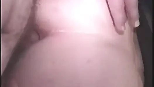 Olgun sarışın orta yaşlı seksi kadın kalın yarağı götüne sokuyor