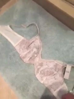 Karısının etiketli yeni sutyeni