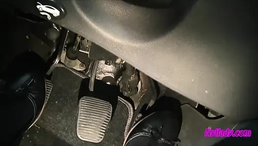 Erkek delisi yüksek topuklu çizmeler ve siyah bale daireleri içinde bravo'sunu sürüyor ve canlandırıyor