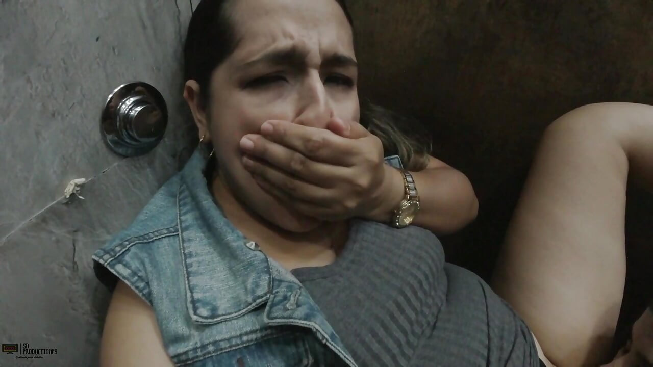 Azgın latin bir otelin umumi banyosunda lezbiyen seks yapıyor - İspanyolca porno