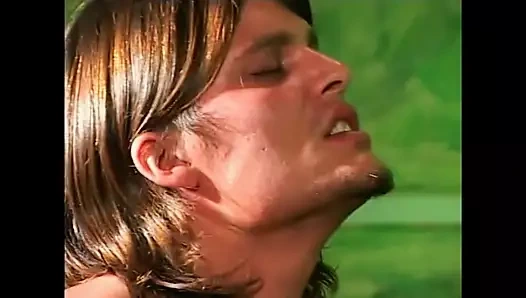 Seksi kaltak büyük bir yarağa biniyor!