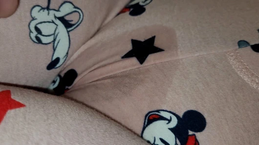 Deve frikikli büyük amcık dudaklarını tükürüyorum ve ovuyorum