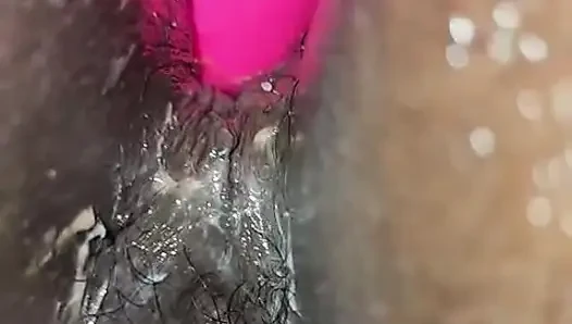Kuzenimin böceğinin üstüne atlıyor ve götünde bir oyuncakla