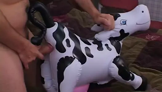 Edepsiz herif meraklı sarışın genç tarafından aldatılırken içeri girdi