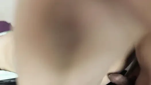 Hintli kız yağlanıyorken şeffaf saten elbise giyerek çok seksi olduğu için masöz tarafından sikiliyor