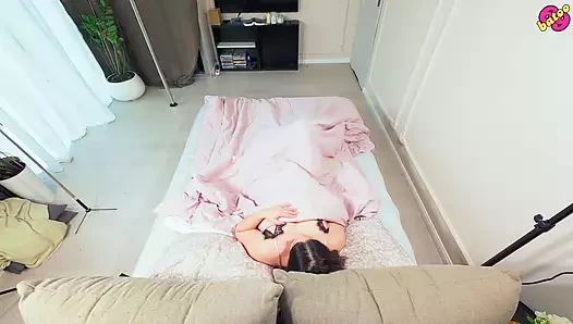 Amatör evli kadın güne daha iyi bir başlangıç için sabah mastürbasyon yapıyor