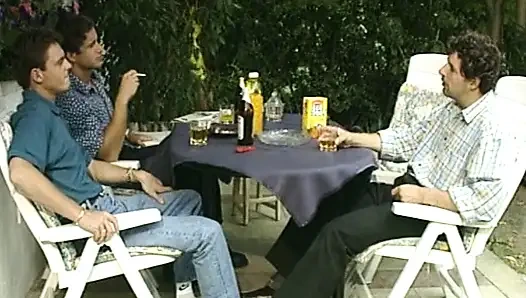 Güzel Alman genç kız göt deliğini dölle dolduruyor