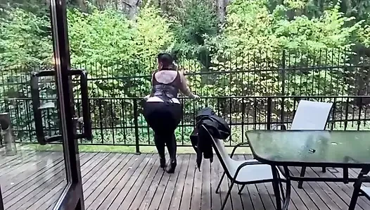 Üvey anne üvey oğlunun eve taşınma partisine geldi ve sert sakso seks, anal amcık sikişi ve ağız dolusu sperm düzenledi