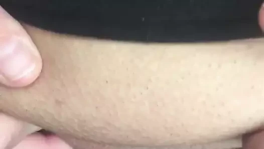 şifonyerin köşesinde benim kedi sürtünme