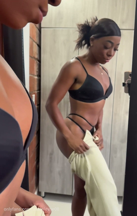 Büyük fitness kalçası pantolonu giyiyor