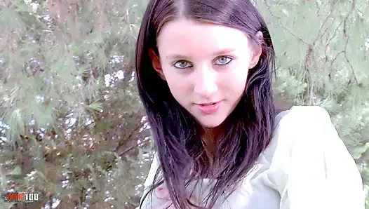 Pauline Cooper: güzel küçük esmer Pauline Cooper kıyafetlerini çıkarıyor