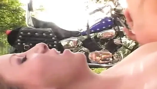Sarışın hatun açık havada yumrukla sikiliyor